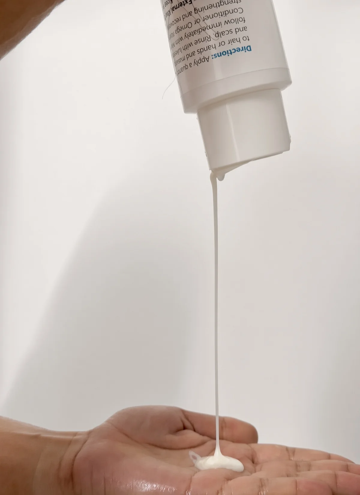 Root Miracle shampoo texture pouring into hand